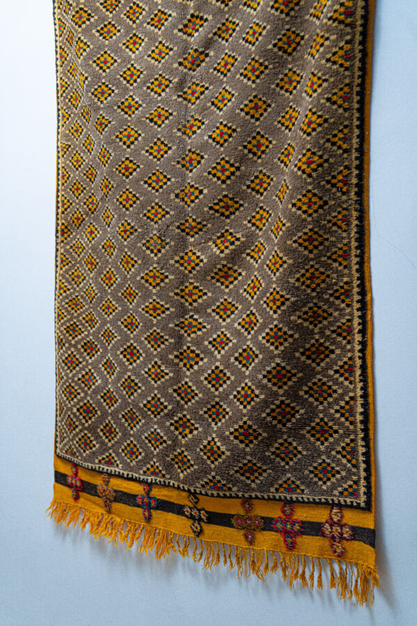 Taznakht Area Rug: High-Contrast Geometric Symmetry - Image 4